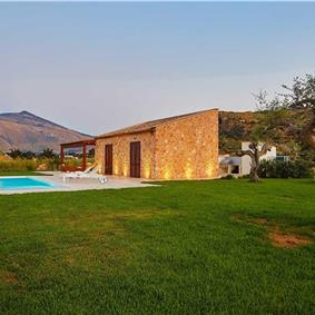 3 bedroom villa with infinity pool and jacuzzi, Scopello, sleeps 5-6